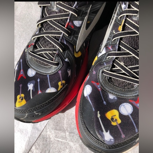 NEW NWOT Rare Brooks Guitar print shoes men’s 11.5 - Picture 2 of 3